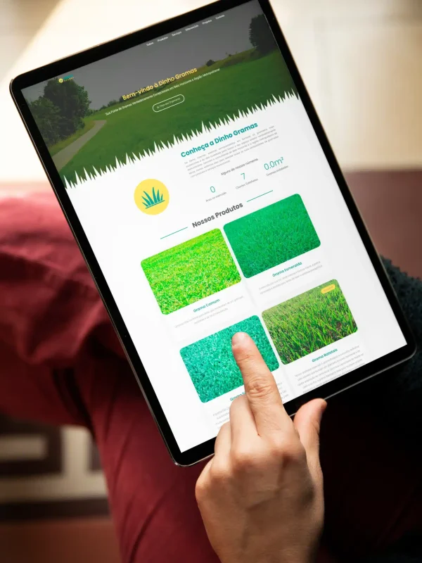 Site institucional exibido em tablet demonstrando layout responsivo