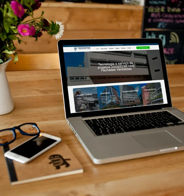 Site institucional exibido em notebook com layout profissional